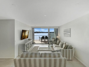 Elegantly Spacious 3-Bed Unit Overlooking the Bay